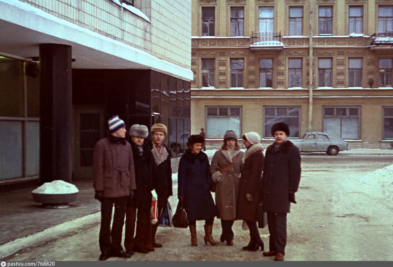 LITMO students near the main entrance, circa 1980-1985.
