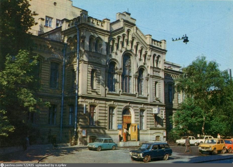 The building on Lomonosova St. 9 as it appeared in 1980.
