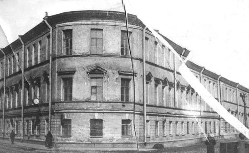 A rare photo of the building on Grivtsova Ln. 14 in the 1920’s, before the addition of a fourth story.
