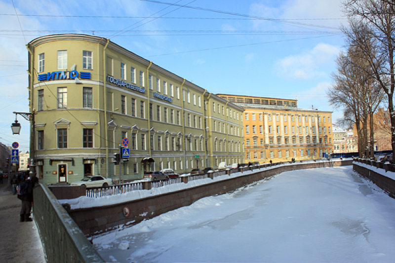 The building on Grivtsova Ln. 14, displaying ITMO University’s old logo, in 2011.
