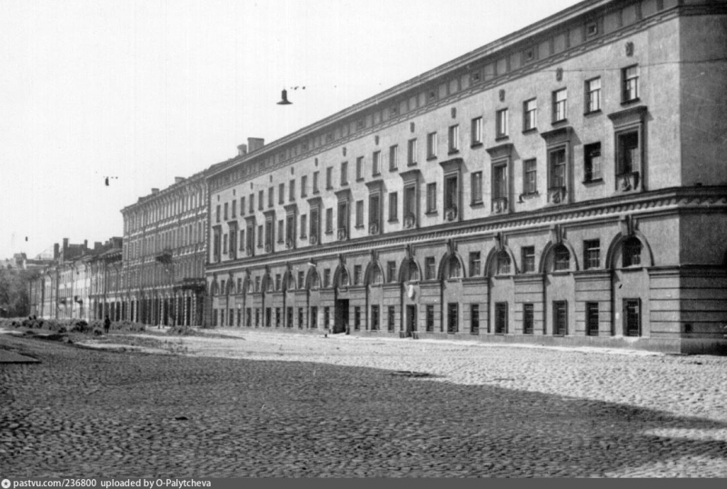 Buildings on Birzhevaya Liniya 14 and 16 in 1948. Note the first story facade, which has remained nearly unchanged since the days of the Eliseyev wine cellars.
