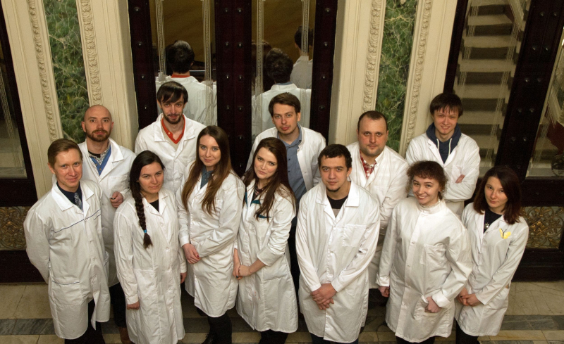 Staff of ITMO’s Photophysics of Surface Laboratory at the International Research and Educational Center for Physics of Nanostructures