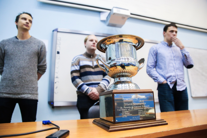 Команда Университета ИТМО, ставшая чемпионом мира по программированию в 2017 году