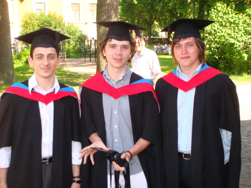 Андрей Законов (справа) с одногруппниками. Источник: is.ifmo.ru