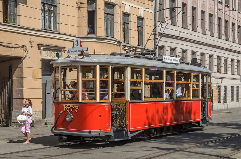 A historical tram in St. Petersburg. Credit: Alex 'Florstein' Fedorov / Wikimedia Commons / CC BY 4.0 (https://w.wiki/5QHa)
