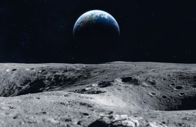 Поверхность Луны и Земля. Источник: shutterstock.com