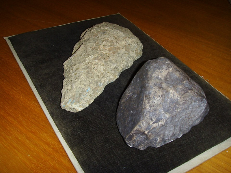 Oldowan (right) stone tool compared to an Acheulean one. Credit: Gerbil / Wikimedia Commons / CC BY-SA 3.0 
