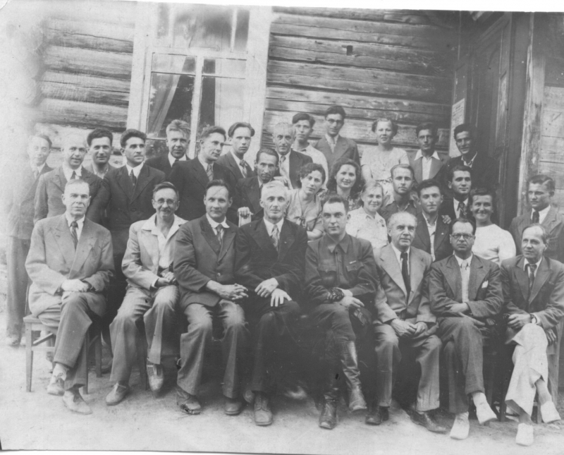 Группа сотрудников ЛИТМО в эвакуации в Черепаново, 1943 г. Фото предоставлено Музеем истории Университета ИТМО
