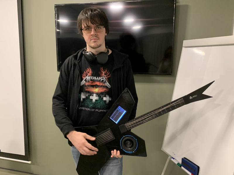 Максим Матвейцов с новым прототипом гитары
