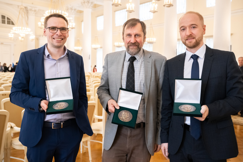 ‪Ivan Mukhin, Andrei Lipovsky, and Andrey Bogdanov. The award ceremony for laureates of the Government of St. Petersburg Prize for outstanding results in the field of science, technology, and vocational education
