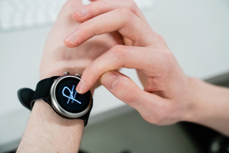 The smartwatch developed by Artur Shaikhatarov
