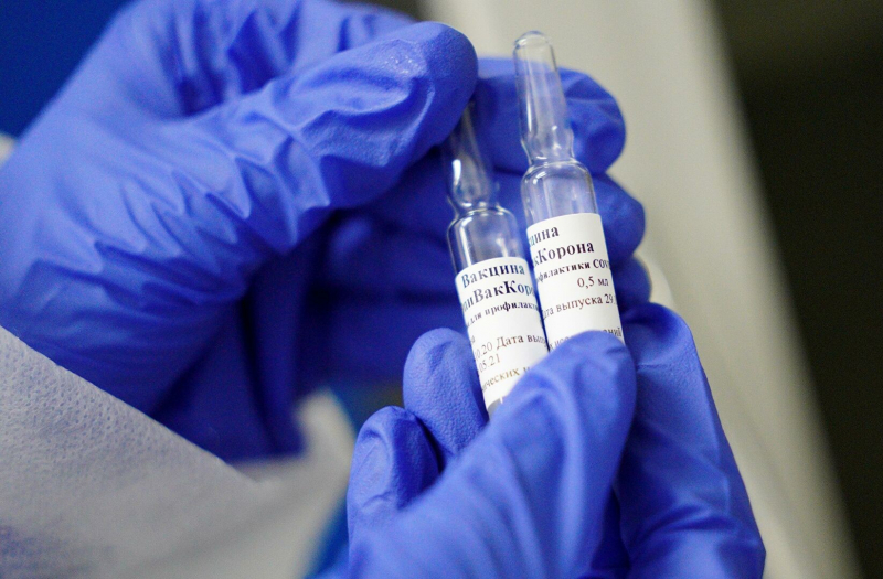 Вакцина «ЭпиВакКорона». Фото: Михаил Голенков / РИА Новости
