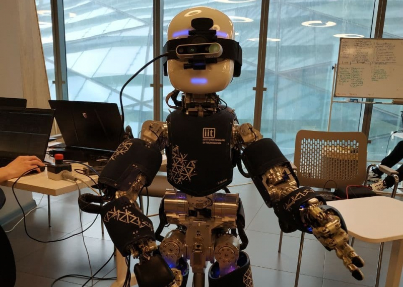 Project developed by Ilya Dovgopolik and Ivan Nenakhov on the iCub humanoid robot. Photo courtesy of the students
