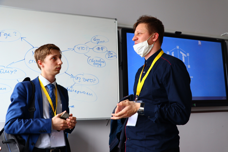 Андрей Николаев (Слева) на Международной Ассамблее молодых изобретателей Евразийского экономического союза. Источник: vk.com/public197890648
