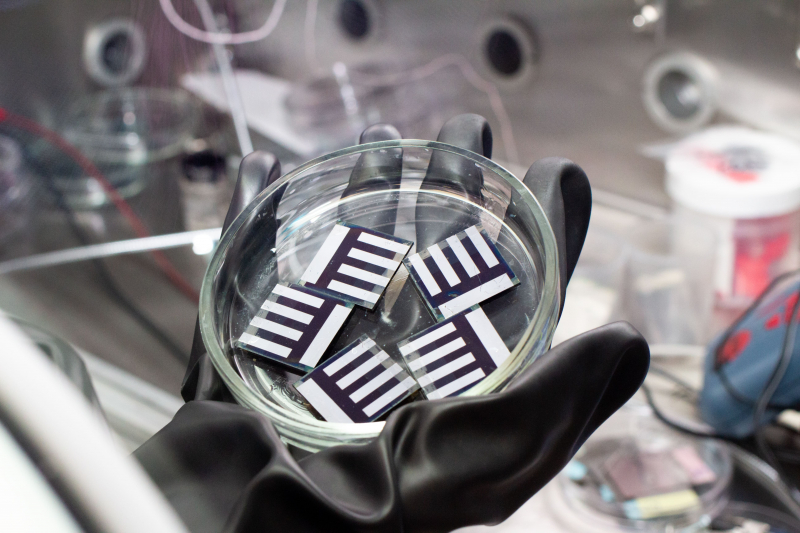 Production of a perovskite cell with the nanoparticle paste. Photo by Ekaterina Shevyreva, ITMO.NEWS
