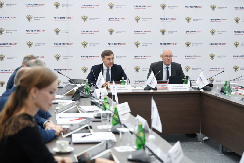 Валерий Фальков и Дмитрий Чернышенко. Фото: пресс-служба Министерства науки и высшего образования РФ
