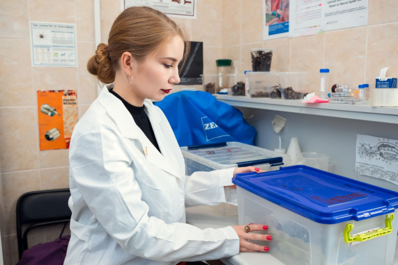 Анастасия Крючкова в инсектарии лаборатории SCAMT. Фото: ITMO.NEWS
