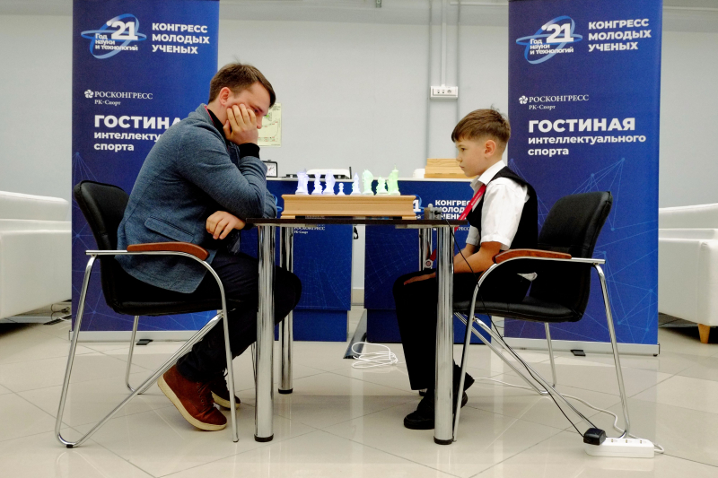 Sergey Makarov plays against Artem Lebedev. Photo by Ekaterina Shevyreva / ITMO.NEWS
