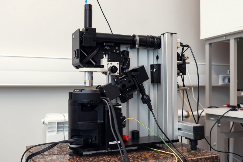 The atomic force microscope used to record and read data. Photo by Dmitry Grigoryev, ITMO.NEWS
