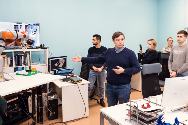 Sergey Kolyubin (center) leads a tour of the robotics laboratories of the Faculty of Control Systems and Robotics. Photo by Dmitry Grigoryev / ITMO.NEWS
