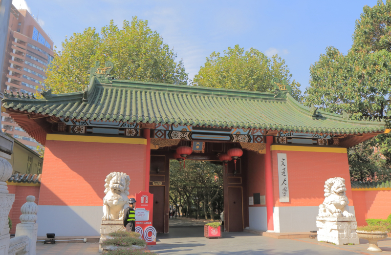 Главные ворота Шанхайского университета Джао Тонг. Источник: depositphotos.com
