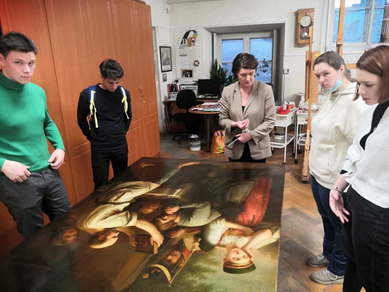 ITMO students at the Russian Museum's art restoration laboratory. Photo courtesy of Olga Smolyanskaya
