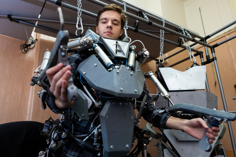 The exoskeleton developed by Auxilium. Photo by Dmitry Grigoryev / ITMO.NEWS
