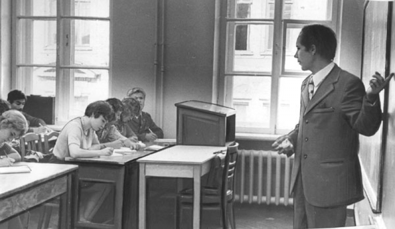 Associate Professor GI Novikov lecturing 5th-year students. Photo from 1970. Credit: ITMO University Museum
