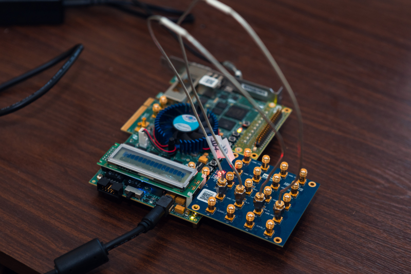 Отладочная плата Stratix ®V GX FPGA Development Kit и плата расширения terasic hsmc-xts в НИЦ световодной фотоники. Фото: Дмитрий Григорьев / ITMO.NEWS
