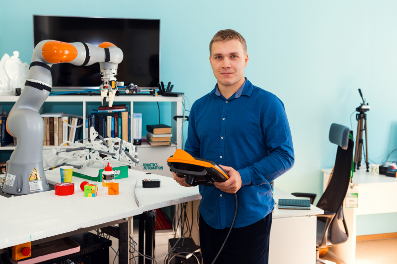 Evgeny Khomutov at the lab. Photo by Dmitry Grigoryev, ITMO.NEWS 
