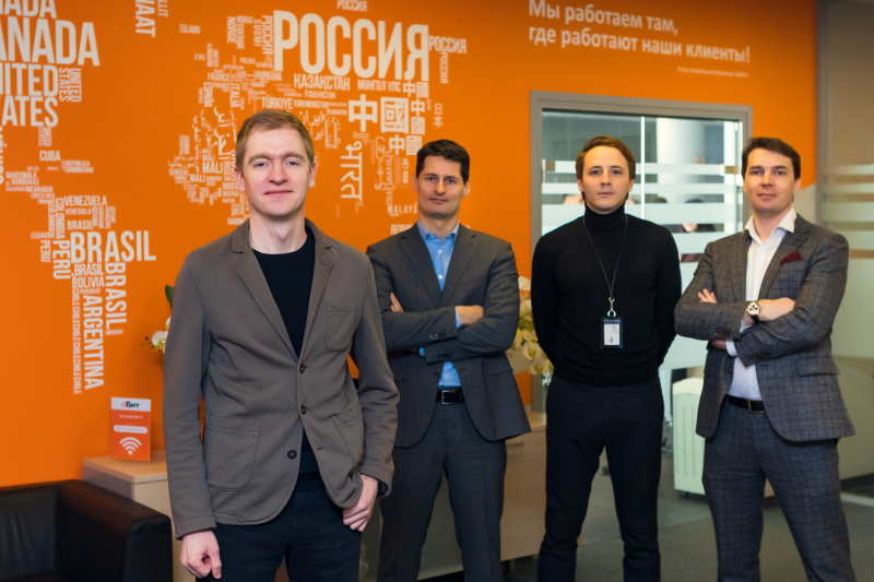 Andrey Guk and OBIT staff members. Photo by Dmitry Grigoryev, ITMO.NEWS
