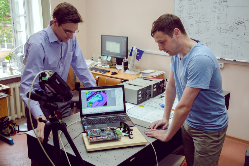 Researchers Aleksander Vasilyev and Oleg Lashmanov test a multichannel machine vision system. Photo courtesy of the subjects
