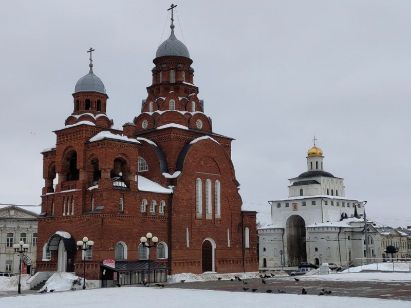 Troitskaya church on the left and Golden Gate on the right. Photo courtesy of the author
