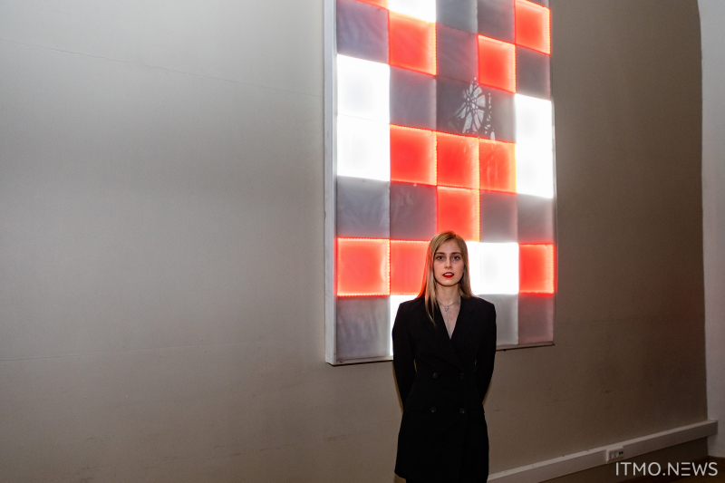 Ksenia Gorlanova and her project: a generative lighting installation that is the result of analyzing the emotional contents of text messages. Photo by Dmitry Grigoryev, ITMO.NEWS
