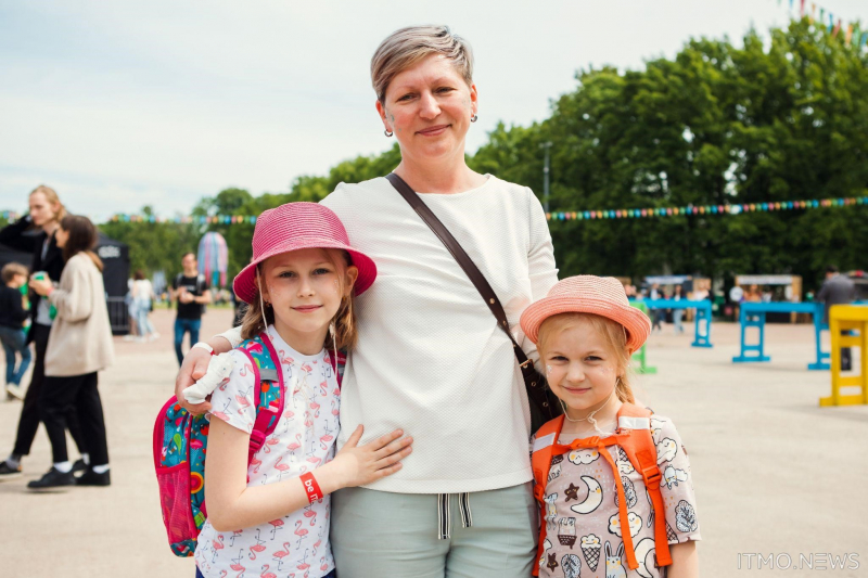 “My daughters and I love having fun, so we’re always happy to join any of ITMO’s family-focused events. There were activities that my kids enjoyed, such as wall-painting and various games, as well as those that appealed to me, too. I enjoyed how experts at be healthy explained chemistry in simple words and ran a few experiments,” says Anna Kovtun, a first-year Master’s student at ITMO’s Faculty of Technological Management and Innovations.
