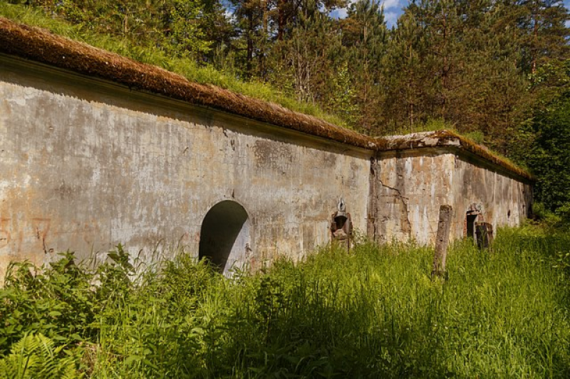 Old Krasnaya Gorka fortications. Credit: Alex Doorsen on Wikimedia Commons.

