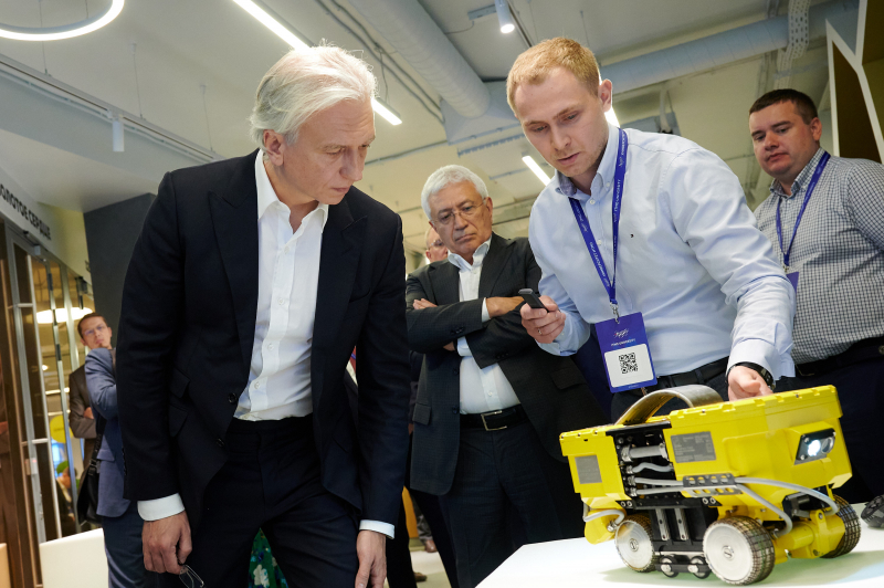 Gazprom Neft Chair Alexander Dyukov at the presentation of projects by ITMO specialists. The university’s expert presents a robot scanner that can inspect hard-to-reach areas of underground heating lines. Photo by Gazprom Neft’s press office 
