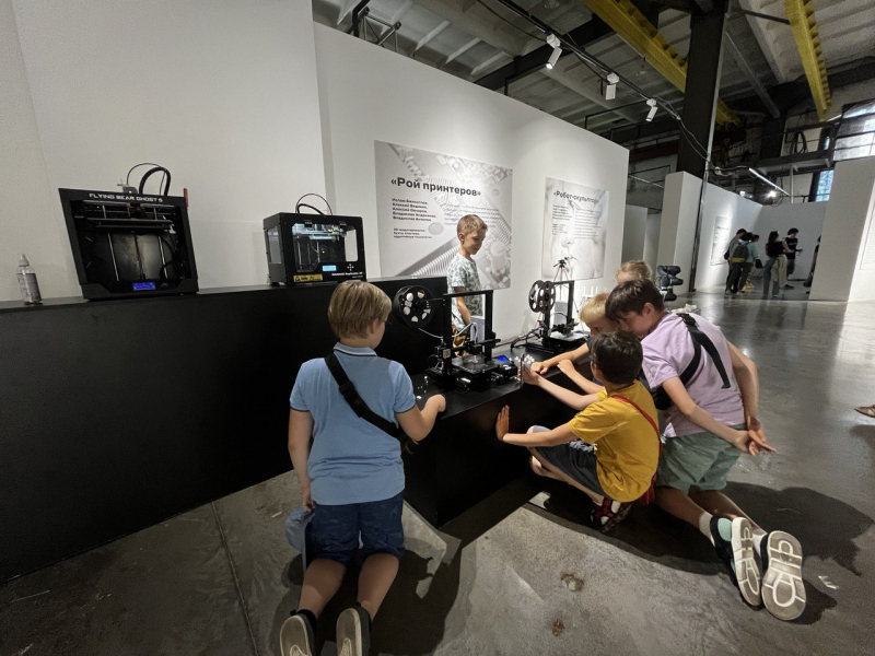 Посетители на выставке роботического искусства «Забота робота» в пространстве «Секабель Порт». Фото: Антон Пыркин

