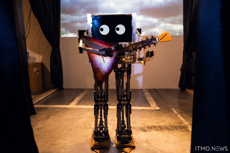 Один из участников ансамбля роботов ― робот, играющий на балалайке. Фото: Дмитрий Григорьев / ITMO.NEWS
