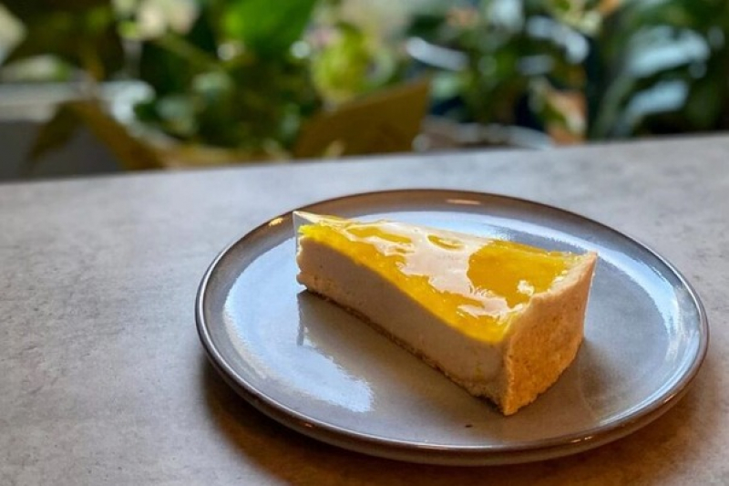 A cashew-based lemon cheesecake from Krolik Begi. Credit: vk.com/krolikbegi
