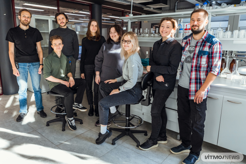 The research team from the School of Physics and Engineering (left to right): Vladislav Ridosh, engineer; Oleksii Peltek, junior researcher and PhD student; Diana Gagarinova, engineer and PhD student; Lydia Mikhailova, engineer and PhD student; Elena Gerasimova, engineer and PhD student; Maria Timofeeva, engineer and PhD student; Anatoly Otroschenko, engineer. Photo by Dmitry Grigoryev, ITMO.NEWS
