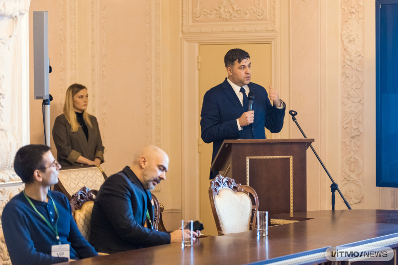 Oleg Basov at the presentation of projects. Photo by Dmitry Grigoryev / ITMO.NEWS
