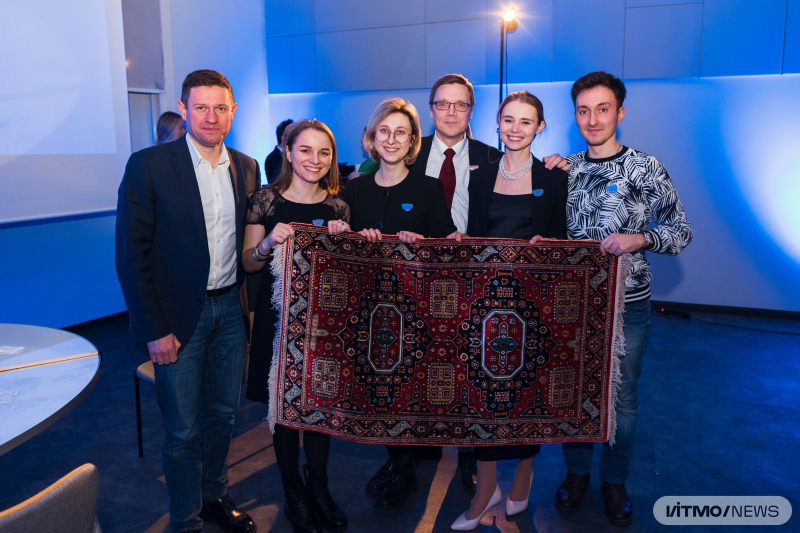 Alexei Lizunov's team with their lucky charm. Photo by Dmitry Grigoryev, ITMO.NEWS
