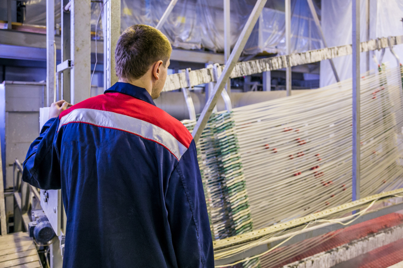 Рабочий во время травления деталей из алюминия на производстве. Источник: mulderphoto / photogenica.ru
