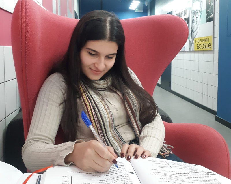 Meera practicing Russian grammar at ITMO’s coworking space. Photo courtesy of the subject
