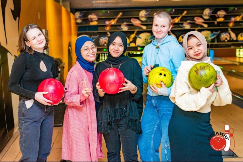 Noviana (right) with her friends at a bowling center in St. Petersburg. Photo courtesy of the subject
