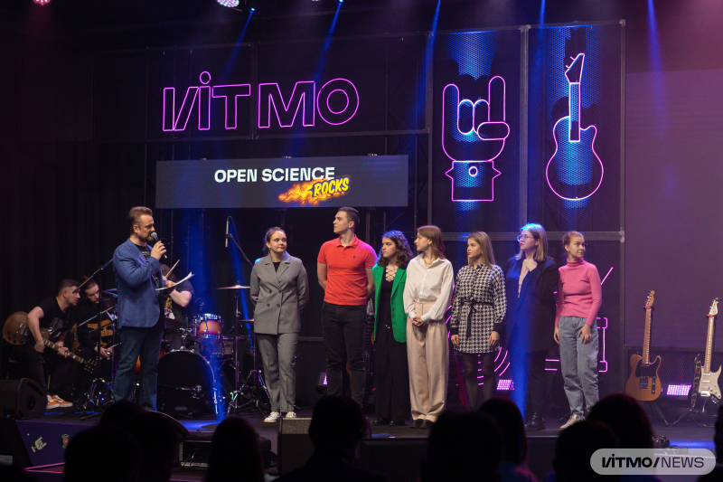 Alexander Pushnoy with participants of the ITMO Open Science Rocks’ Guitar Solo section. Photo by Dmitry Grigoryev / ITMO.NEWS
