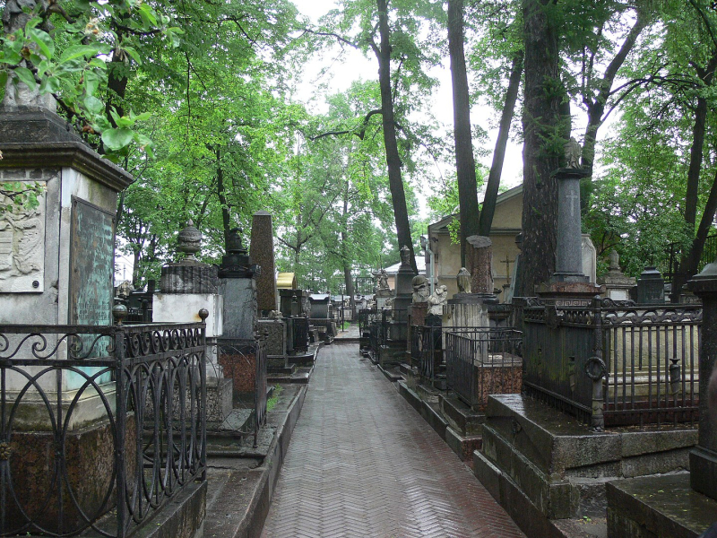 The central walkway of the Lazarevskoe cemetery. Credit: Christian Bickel / Wikimedia Commons / CC BY-SA 2.0 DE
