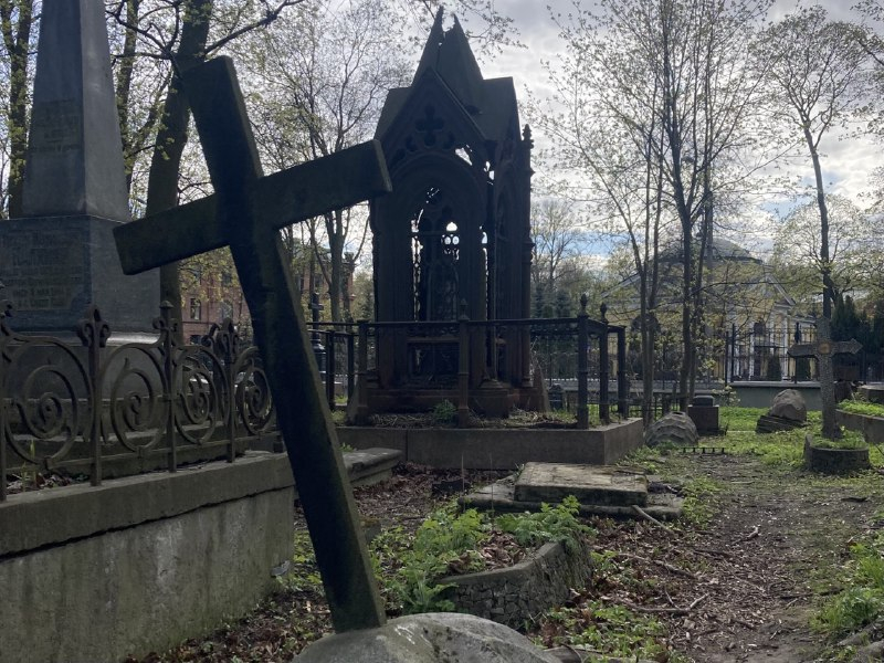 A mausoleum at the Smolensky Lutheran Cemetery. Credit: Mikhail Evdokimov / ITMO.NEWS
