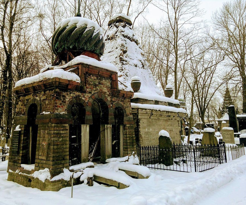 The tomb of Abram Kaplun, a merchant, at the Preobrazhenskoe Cemetery. Credit: O.Denysenko / Wikimedia Commons / CC BY-SA 4.0
